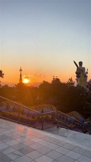 Janvier pas comme les autres 1 - Commencer l’année avec un coucher de soleil sur un temple splendide, pendant un road-trip jusqu’à Chiang Rai entre amis 2 - Lancer ma première opération sur plusieurs jours sur les réseaux, à l’occasion du Boost Monday 💙 Le challenge de poster tous les jours sans être à cours d’inspiration ! 3 - Arthur, outré de ne pas avoir pu goûter mon latte Ce chat a déjà tellement d’énergie, si je le fais boire du café, ça va être l’héchatombe ☕ 4 - Trouver l’espace de cowo