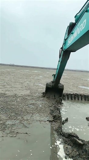 Why this excavator doesn’t sink while digging on soft mud — steel plates under it