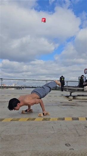 the police in the background 👀🚨 #calisthenics #calisthenicsworkout #police #streetworkout #hspu