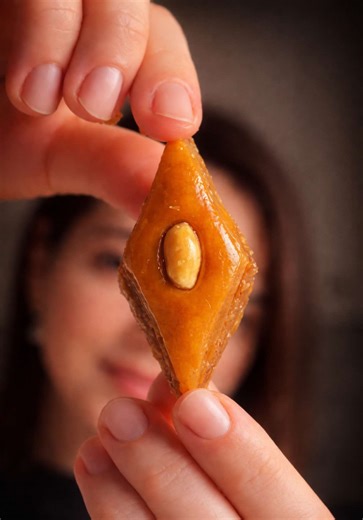 Paxlava ⭐️ Üzəri hamar, qatları görünən, parıltılı, hər il eyni reseptlə etdiyim paxlavaları sizinlə bölüşürəm. Mən paxlavaları kiçik ölçüdə kəsirəm. 😍 Bu resept 34x24 sm-lik düzbucaqlı və 32 diametrlik dairəvi list üçündür. Paxlavanın hamar alınması üçün bütün detalları qeyd edirəm. ______ Xəmir.🥯 700 gr un 150 gr xama 150 gr kərə yağı (yumşaq olmalıdır) 2 yumurta sarısı 🔅 0.5 st süd (250 m-lik stəkan) 0.5 ç.q maya 1paket vanil 1 çimdik duz _____ İçlik 500 gr qoz ləpəsi 450 gr şəkər tozu 2 d