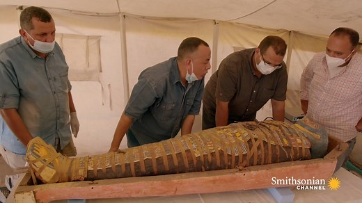 This is an absolutely breathtaking discovery from Egypt! An extraordinary trove of archaeological artifacts has been unearthed at Saqqara, including dozens of sarcophagi and incredibly rare statues dating back 4,500 years. Credit: Smithsonian Channel | Science Is Awesome