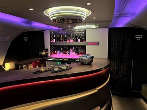 Wow! The Qatar Airways Airbus A380 upper deck bar is fabulous - but will it last? - TravelUpdate