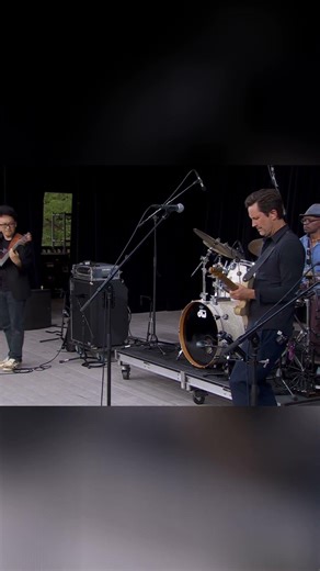 Big Sciota guitar solo - APQ at Philly Folk Fest