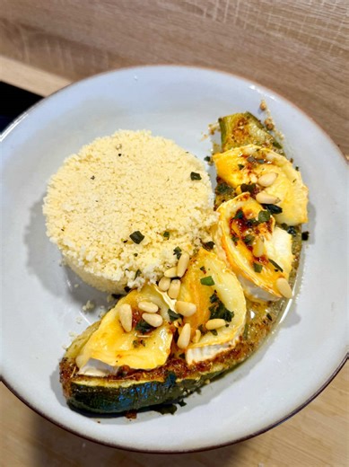 Votre nouvelle idée simple et gourmande pour vos courgettes 🌿✨ Hyper rapide, ultra parfumée, et vraiment délicieuse : voilà ce qu’il vous faut pour deux personnes. Ingrédients : • 2 courgettes • 5 càs d’huile d’olive • 1 càs de miel • 1 càs de moutarde (normale ou à l’ancienne) • Sel, poivre • Ail en poudre • Paprika fumé • Herbes de Provence • Fromage de chèvre ou autre fromage que vous aimez • Persil frais • Pignons de pin Temps de cuisson : 1️⃣ D’abord, cuire les courgettes seules au four ju