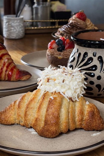 Did you know that at Ahuevo café pastry’s are baked every day by our talented team of chefs?We have the honor to have them as they cook every meal with passion & love. Come and try our sweet bread! Those who know, know 😋🥐! ☕️☀️AHUEVO CAFÉ☀️☕️ 👉 This help us a lot 🙌🏻 Like this post Drop a comment - Save it & Tag your crew so they don’t miss out! #AhuevoCafe #TollesonBrunch #PhoenixEats #AZFoodies #MexicanBreakfast 📍9205 W Van Buren St, Tolleson, AZ 📞 1 623-936-2624