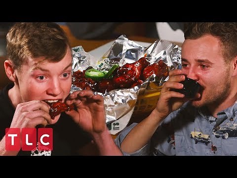 The Duggar Boys Try Extremely Hot Wings! | Counting On