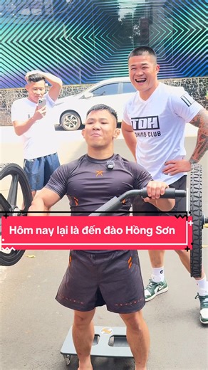 Thử thách đẩy xe bò của đào Hồng Sơn
