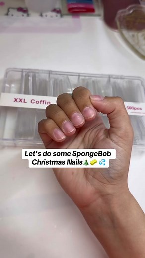 Look at Squidward as THE GRINCH 🤣💚 Would you wear these Spongebob Christmas Nails??? 👀👀 #spongebob #spongebobnails #christmasnails #holidaynails #nailart #acrylicnails #nailzbydev #nails