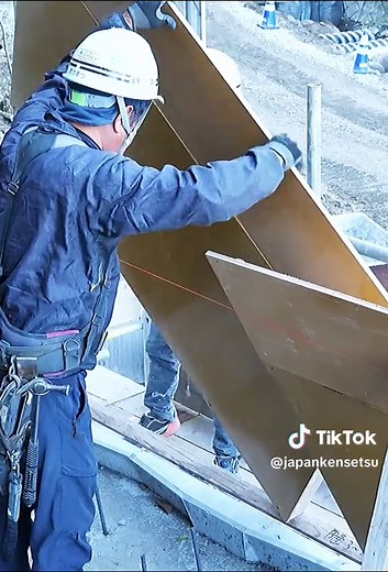 超巨大ブロックの上で組み上がっていく足場と型枠 / 崩壊した護岸の最終調整工程. 台風災害復旧 #機械 #重機 #建設 #土木 #事故