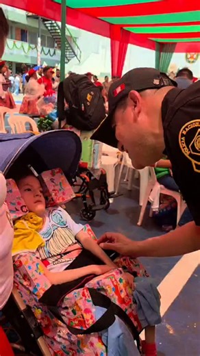 Policía Nacional del Perú on Instagram: "🎄💚 𝑵𝒂𝒗𝒊𝒅𝒂𝒅 𝒒𝒖𝒆 𝒂𝒃𝒓𝒂𝒛𝒂 𝒚 𝒕𝒓𝒂𝒏𝒔𝒇𝒐𝒓𝒎𝒂 El comandante general de la PNP, Oscar Arriola Delgado, participó en el show navideño organizado por la Dirección de Tránsito, Transporte y Seguridad Vial, llevando alegría y esperanza a 38 niñas y niños del grupo 𝐏𝐨𝐧𝐥𝐞 𝐏𝐮𝐧𝐜𝐡𝐞. Un encuentro lleno de sonrisas, solidaridad y compromiso con quienes más lo necesitan. #ElPolicíaEsTuAmigo 🫂🪄"
