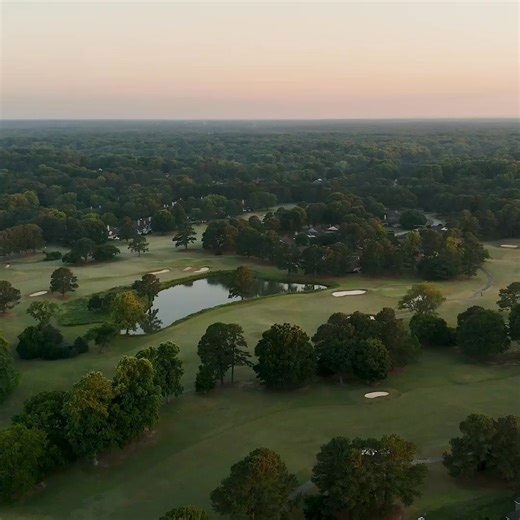 🎉 This Summer, Make Kingsmill Resort Your Family’s Ultimate Playground 🎉 Looking for the ultimate family escape? Kingsmill is your all-in-one playground—with luxury, flavor, and fun for everyone. 🌟 Here’s what’s waiting for you: 🍽️ 5 on-property restaurants serving up everything from casual bites to fine dining ⛳ Championship golf, refreshing pools, and a relaxing spa 🚴‍♀️ Kayaking, biking, tennis, and endless outdoor adventures 🎆 Special summer events happening all season long Kingsmill R