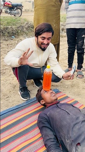 Bottle Sr Py RaKh Kr Oper Sedgy Khry Hojao Aur Inam Ly Jao #funny #comedymove #comedyfilms #comedy