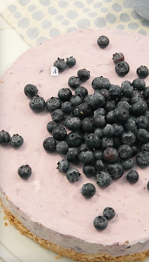 Diese Heidelbeertorte mit Keksboden gelingt ohne Backen, ganz einfach im Kühlschrank und ohne viel Aufwand. Die Creme aus Quark und Heidelbeerkompott ist so lecker. 😍❤️ https://www.einfachbacken.de/rezepte/heidelbeer-torte-ohne-backen-knusprig-cremig-so-einfach Das ganze Video findest du jetzt auf unserem YouTube-Kanal! https://youtu.be/qfAVvJKXvFQ Protagonistin: Lara @[@ofleavesandlemons] #einfachbacken #heidelbeere #torte #kuchen #streusel #backen #lecker #selbstgemacht #einfach #schnell | ei