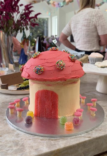 Instead of using the Women’s Weekly Birthday Cake book for inspiration, we broke tradition this year and made the whimsical fairy toadstool cake of Albie’s dreams 🍄🧁🧚 I followed Chelsea Winter’s egg free chocolate cake recipe for the base (three layers 😅). I found the lollies and freckles at The Old Lolly Shop in Takapuna and the tins were from Spotlight. Pretty proud of this one ✨ #birthdaycake #womensweeklybirthdaycakebook #toadstool #fairycake #whimsical