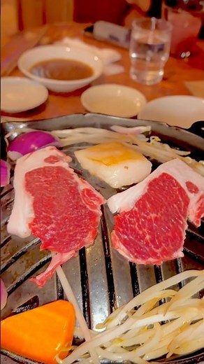店主自ら育てた羊のマトン肉。赤身の濃い色合いと脂身の白さがはっきりしていて、見た目から一般的なジンギスカンとは違う力強さがあります