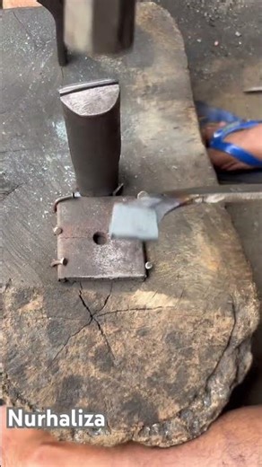 The process of forming a fold of a rubber tapping blade by a blacksmith.