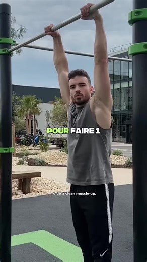 Tout muscle-up propre commence par un bon engagement des scapulas. Ça permet « d’activer » ton dos à fond et de générer un max de puissance pour passer au-dessus de la barre. Si tu ne maîtrises pas cet engagement, tu ne pourras jamais tirer efficacement et tes reps seront limitées. Dans mon programme, on travaille spécifiquement ce point pour que tu sois capable de fournir toute ta force dès le début du mouvement. 👉 Si tu veux maîtriser le muscle-up strict et explosif, le lien du programme est 