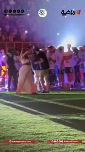 🟢 La chanson légendaire de #Matoub_Lounès, Sleɛb-it ay abeḥri (Le vent de la liberté), résonne dans le grand stade Hocine Aït Ahmed. Un moment hautement symbolique où le football, la mémoire, la musique et l’histoire s’entrelacent. Ce retour aux sources n’est pas anodin : il incarne l’un des actes fondateurs de la cohésion nationale, rappelant que liberté et identité ne s’épanouissent que dans la fidélité à nos racines. ✨ Sublime. | Algérie Laïque