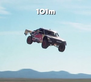 Recopilatorio con los saltos más largos logrados por atletas de Red Bull.