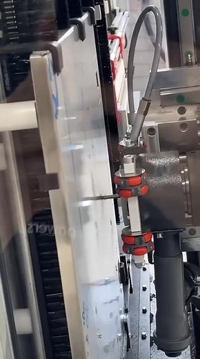 Goed opletten… dan zie je de Perforex aan het werk! 🗄️ De cnc-freesmachine is nu anderhalve maand volop in gebruik in de werkplaats van Powerspex in Hengelo. 𝐃𝐞 𝐞𝐫𝐯𝐚𝐫𝐢𝐧𝐠𝐞𝐧 𝐳𝐢𝐣𝐧 𝐠𝐨𝐞𝐝, vertelt werkvoorbereider Michael Snoek: 💬 “De Perforex toont telkens weer de voordelen. Van de week nog hebben we met kunststof kasten gewerkt. De kasten werden in no-time bewerkt tot efficiënte klemmenkasten voor gereedschap. Tijdswinst en secure resultaten.” Meer lezen over de Perforex MT 210