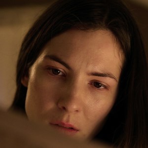 Når en jente forsvinner, blir kriminolog Lejla tvunget til å grave dypt i sin egen fortid og konfrontere traumer fra da hun selv ble bortført som barn. Glasskuppelen av Camilla Läckberg – kommer på Netflix 15. april! #NextOnNetflix | Netflix