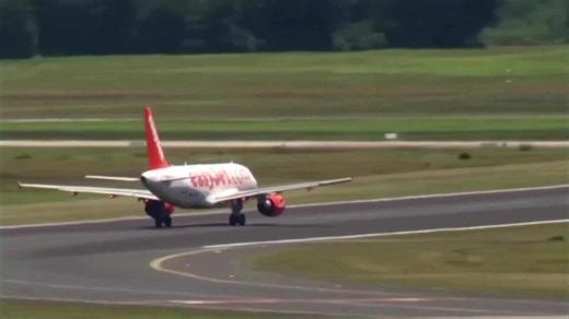 EasyJet says summer bookings rising after wider quarterly loss