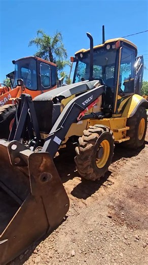 Chegou essa Volvo bruta aqui no Patrolão 💪 agora é com vocês: 👉 Fazemos no repasse pra ir embora rápido ou 👉 Damos um talento nela pra deixar filé e vender pronta? #maquinas #maquinaspesadas #retroescavadeira #retroescavadeiras #volvo | Patrolão Máquinas Rodoviárias