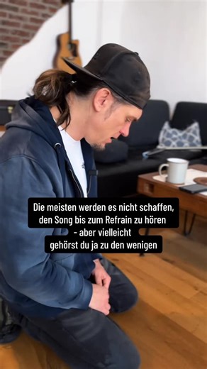 Thomas Godoj on Instagram: "Wer hats geschafft dranzubleiben? Die Welt dreht sich immer schneller, Musik wird heute eigentlich nur noch in kurzen Snippets konsumiert und muss „snackable“ sein. Die eigene Musik darf zum Beispiel auf Plattformen wie T*ktok sobald sie offiziell veröffentlicht ist, nur als 1-Minute Snippet geteilt werden - sonst wird der Sound stummgeschaltet oder das Video gar nicht erst veröffentlicht. Insta sagt dir, dass Inhalte die länger als 1.30 Minuten sind, neuen Leuten gar