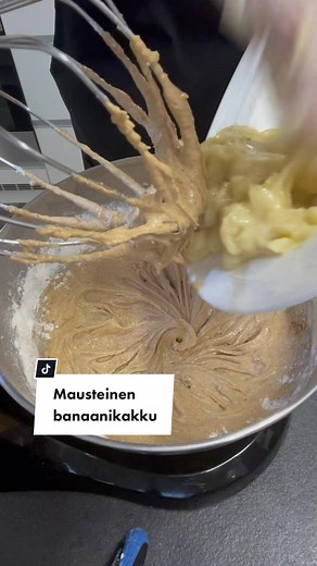 Herkullinen mausteinen banaanikakku Hellapoliisilta