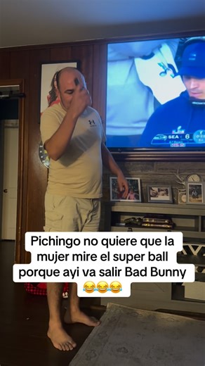 Marcia Villeda on Instagram: "Pichingo no quiere dejar que su mujer vea el super porque no quiere que vea a Bad Bunny #humor #pichingo #marciavilleda1987 #😂😂😂"