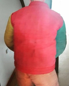 BUMPER DOET EEN SCHILDPROCEDURE Vandaag weer lekker aan de bak geweest. Praktisch trainen noemt die bolle dat. Stond een verdachte, in een woning, uit zijn stekkertje te gaan boven aan een trap. Die moesten we gaan aanhouden. Omdat de verdachte allemaal rotzooi naar beneden gooide moest er een collega van die bolle mee om ons te beschermen. Dit deed hij met een zogenaamd lexaan schild, hier kun je toch mooi doorheen kijken. Het is gemaakt van een hard soort plastic waardoor het bescherming biedt