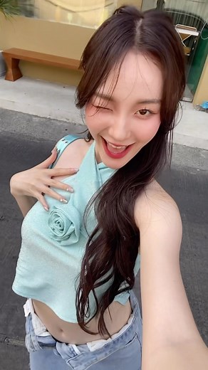 cintageshop💖 on Instagram: "💴เงินเท่านั้นที่ knock everything 🌟Rosie crop 290บาท"