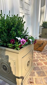 This beautiful porch in Sequoia Hills got a fresh facelift for fall 🍂✨ Pops of seasonal color paired with lush greenery will keep it looking good all season long. We swapped the faux boxwoods for real boxwoods that will stay green year-round 🌿—and the flowers can be changed out each season to add a burst of color. Every planter got a full refresh, just in time for the cooler weather rolling in. 🍃 | Porch Posies