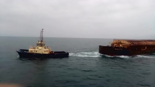 船员视频实拍海上拖轮拉着装满货物的大驳船 拖轮一前一后拖带