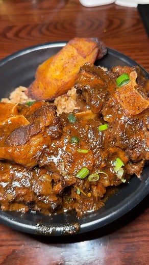 Chicago will jerk ANYthing 😂 . . . . . . . . . . . #chicago #chicagorestaurants #chicagofood #chicagoeats #WilmasFamousBBQ #WilmasFamousJerk #JamaicanFood #ShanikkyEats | Shanikky