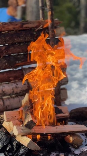 The best coffee starts with an axe swing. 🪓🔥 #bushcraft #campfire #bushcraftshelter