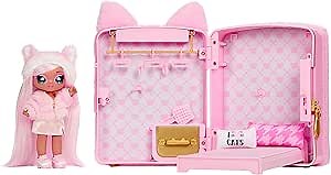 Na! Na! Na! Surprise 3-in-1 Bedroom Playset Reena De La Rosa Fashion Doll, Fuzzy Pink Kitty Backpack, Closet with Pillows & Blanket, Gift for Kids, Ages 5 6 7 8+ Years
