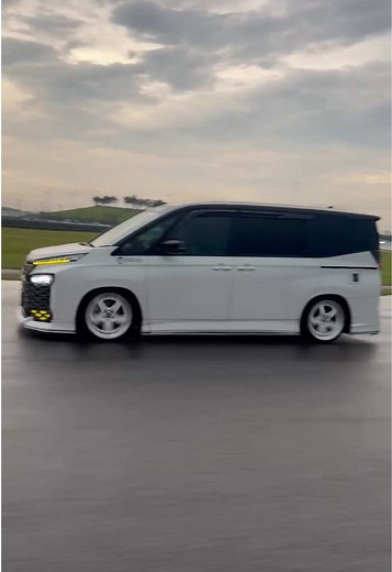 Solo rolling shots on the way to sepang international circuit! #toyota #voxy #noah #geal #valoren #workwheels #トヨタ #ノア #ヴォクシー #dixcel #dosage #carsoftiktok #valenti #silkblaze #sepang