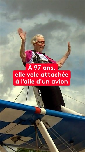 À 97 ans, Betty Bromage vient de repousser son propre record du monde… Debout sur l'aile d'un avion lancé à près de 240 kilomètres à l'heure, cette victime d'un AVC a réalisé cet exploit pour récolter des fonds en faveur de l'hôpital qui l'a soignée. #jt20h #actualités #sinformersurtiktok