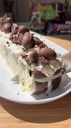 What happens when two Aussie icons collide? An epic Easter dessert 🤤 #Easter #Dessert #Shorts