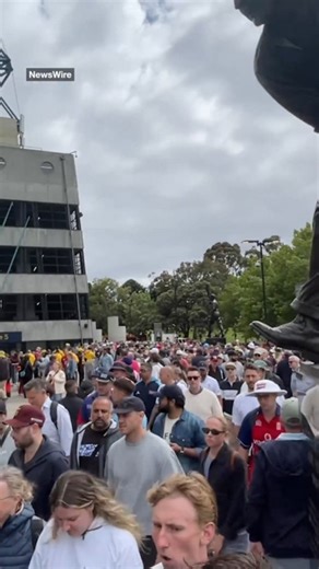 Huge crowds flock to the MCG for the Boxing Day Test