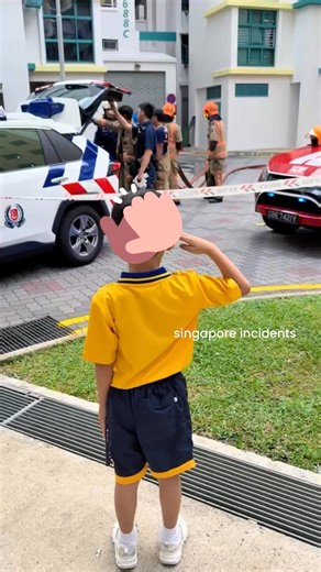 No one even noticed. A cute school boy is appreciating firefighters work. #SCDF source: elaine | Singapore Incidents