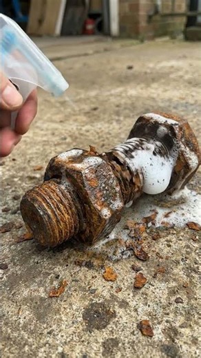Rusted bolt cleaning with spray