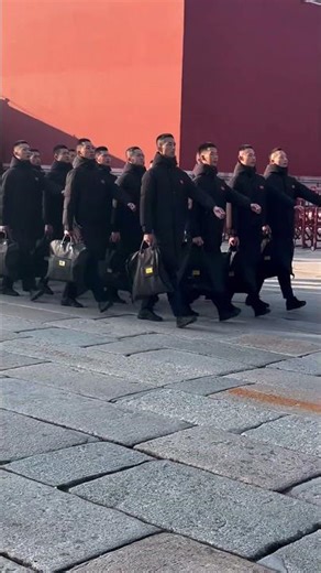 这就是中国军人！英姿勃发、正气凛然，最靓的仔。｜首都北京 紫禁城 #PLA #Chinese #soldier #without #uniform #walking #BeiJing #China