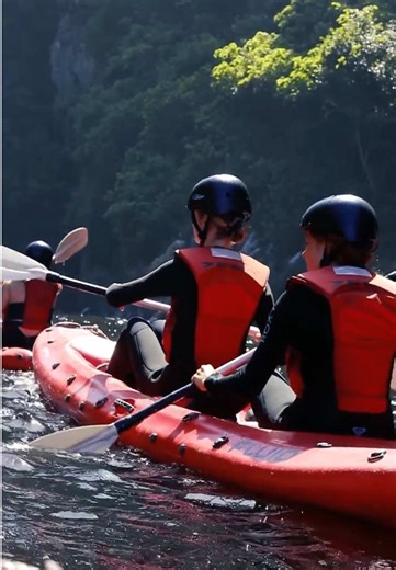 🎄 On the 8th day of Christmas, South Africa gave to me… EIGHT adrenaline-pumping activities in South Africa for every thrill seeker! 1. Kayak down Storms River in Tsitsikamma. (🎥 Video by @untouchedadventures) 📍 Eastern Cape 2. Take a bungee jump from Bloukrans Bridge. 📍 Eastern Cape 3. Whizz around the longest toboggan run in Africa. 📍Mpumalanga 4. Go shark-cage diving in Gansbaai or Mossel Bay. 📍 Western Cape 5. Kayak the Orange River. 📍 Northern Cape 6. Take a balloon safari above the 