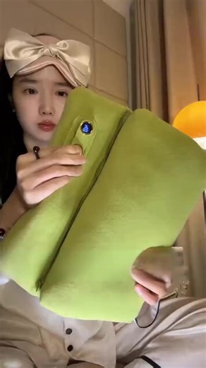 2.6K views · 434 reactions | ❄️ Handen stijf van de kou? Onze grafeen handwarmer biedt directe verlichting - binnen 1 seconde stralende warmte voor bevroren vingers. Perfect voor winterwandelingen en essentiële warmte bij gewrichtspijn. ✨ Verwarmde zorg voor gevoelige handen – jouw persoonlijke warmtetherapie. | Netherlshop shop | Facebook