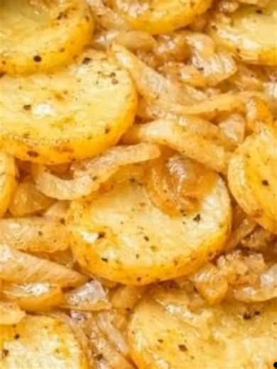 ROASTED POTATOES AND CARAMELIZED ONIONS 🥔 WHO ELSE THINKS CRISPY POTATOES AND SWEET, CARAMELIZED ONIONS ARE THE PERFECT COMBINATION? brings together golden, crispy-edged potatoes and soft, sweet onions, all tossed with garlic, butter, and savory seasonings. Roasted until beautifully golden, every bite is crispy on the outside, fluffy inside, and packed with delicious homemade flavor! ✨ Full cooking instructions are on my page, right under my profile picture ⬆️