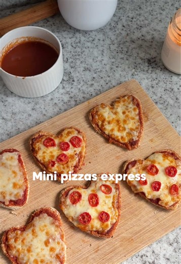 Mini pizzas express🩷 súper fáciles!! Las vas a amar quedan deli!🤩 Guarda la receta para que las pruebes!! Necesitas Pan thin integral Salsa de tomate Queso mozarella Verduras o toppings que más te gusten! Corta el pan thin en forma de corazones con un cortador de corazón. Agrega salsa de tomate, queso, verduras o toppings que te gusten al pan thin. Lo llevas a una freidora de aire. Listo!! ENJOYY!🫶🏼🤩 Sígueme para más recetas deliciosas!