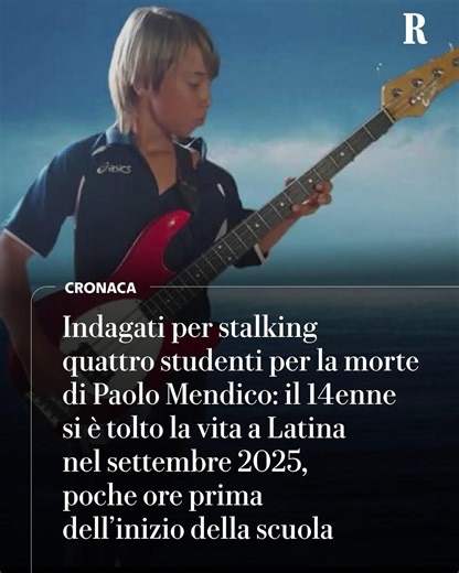 A quasi sette mesi dalla morte di Paolo Mendico, il 14enne di Santi Cosma e Damiano che l’11 settembre 2025 si è tolto la vita nella sua cameretta poche ore prima dell’inizio della scuola, le inchieste avviate dalle Procure di Cassino e dei Minori di Roma entrano nella fase decisiva. Secondo gli investigatori, Paolo potrebbe aver ricevuto messaggi offensivi da alcuni compagni nelle ore precedenti al suicidio. La Procura dei Minori, come riferisce il Messaggero, ha iscritto nel registro degli ind