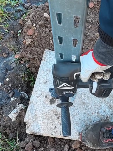 Teil 6 Vom Fundament zum Schwerlastregal – ganz schön viel Arbeit! 🔧 In diesem Clip siehst du einen Ausschnitt aus meinem YouTube-Video. Das komplette Video findest du auf meinem Kanal MrMoto: „Vom FUNDAMENT zum SCHWERLASTREGAL! | Ganz schön viel Arbeit! | Mr. Moto“ #schwerlastregal #diyprojekt #handwerk #mrMoto#Outdoorarbeit #Maschinen #Bagger